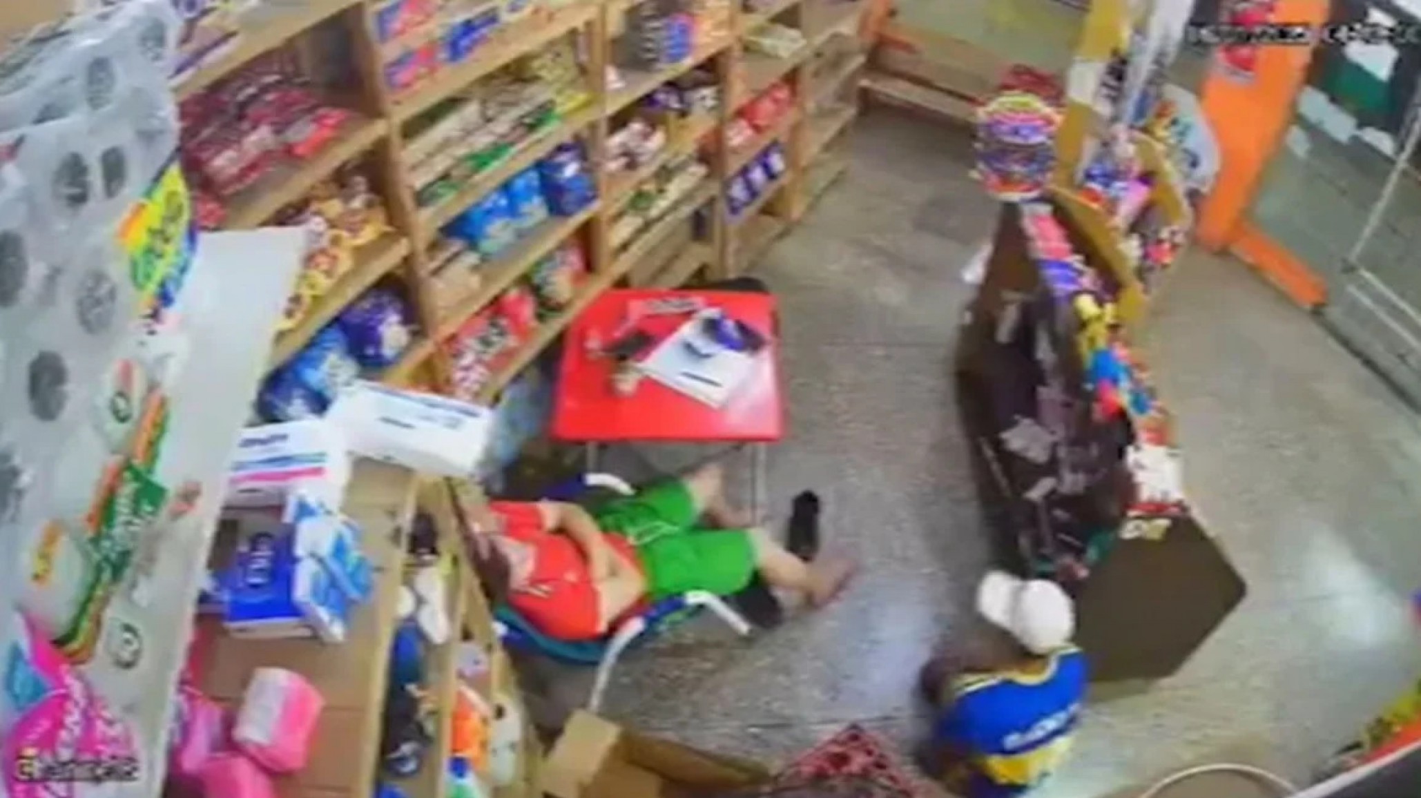 ¡Atraparon al "Resortín del Oeste"! El ladrón que robó un kiosco en muletas y escapó de forma acrobática