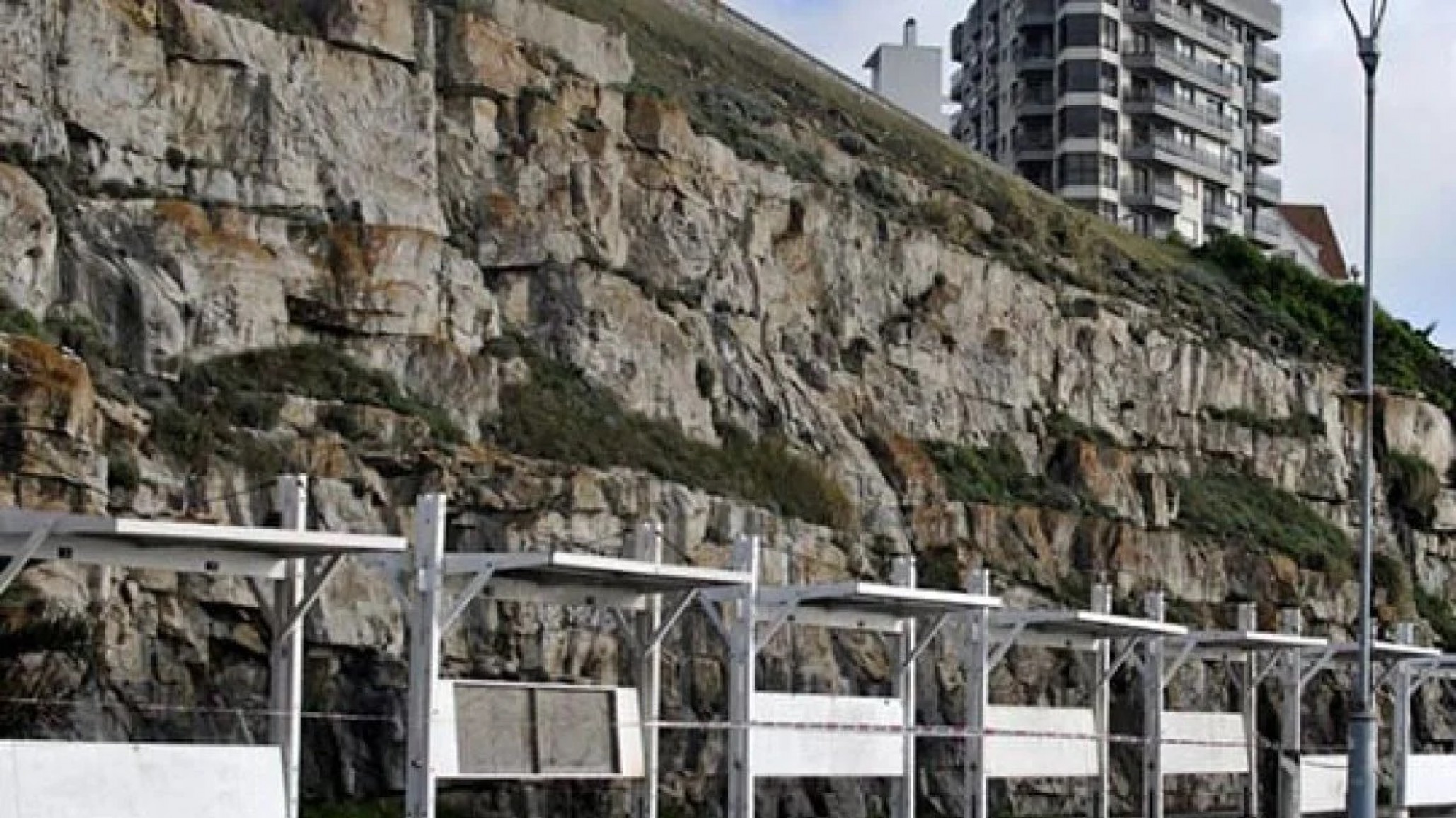 Se sentó el borde de un muro al salir del boliche, perdió el equilibrio y murió