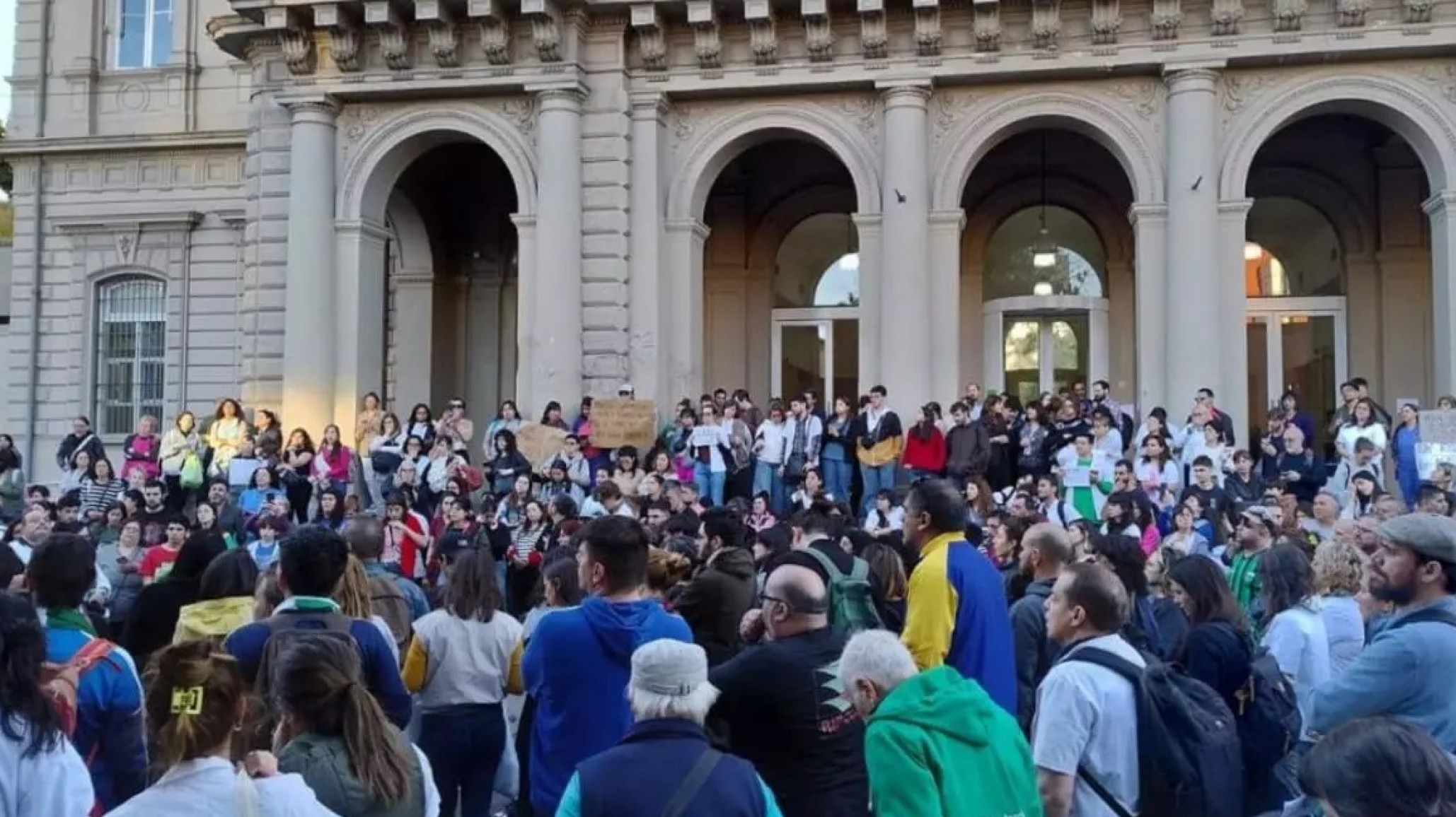 Trabajadores y vecinos reclaman por los despidos masivos en el Hospital Bonaparte