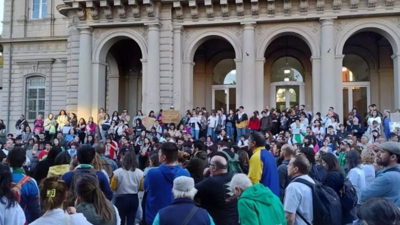 Trabajadores y vecinos reclaman por los despidos masivos en el Hospital Bonaparte