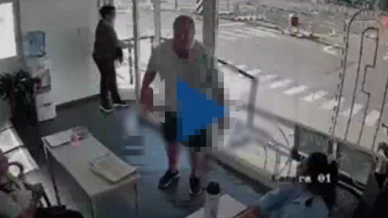 Un periodista atacó con un matafuego a inspectores porque no pudo renovar su licencia