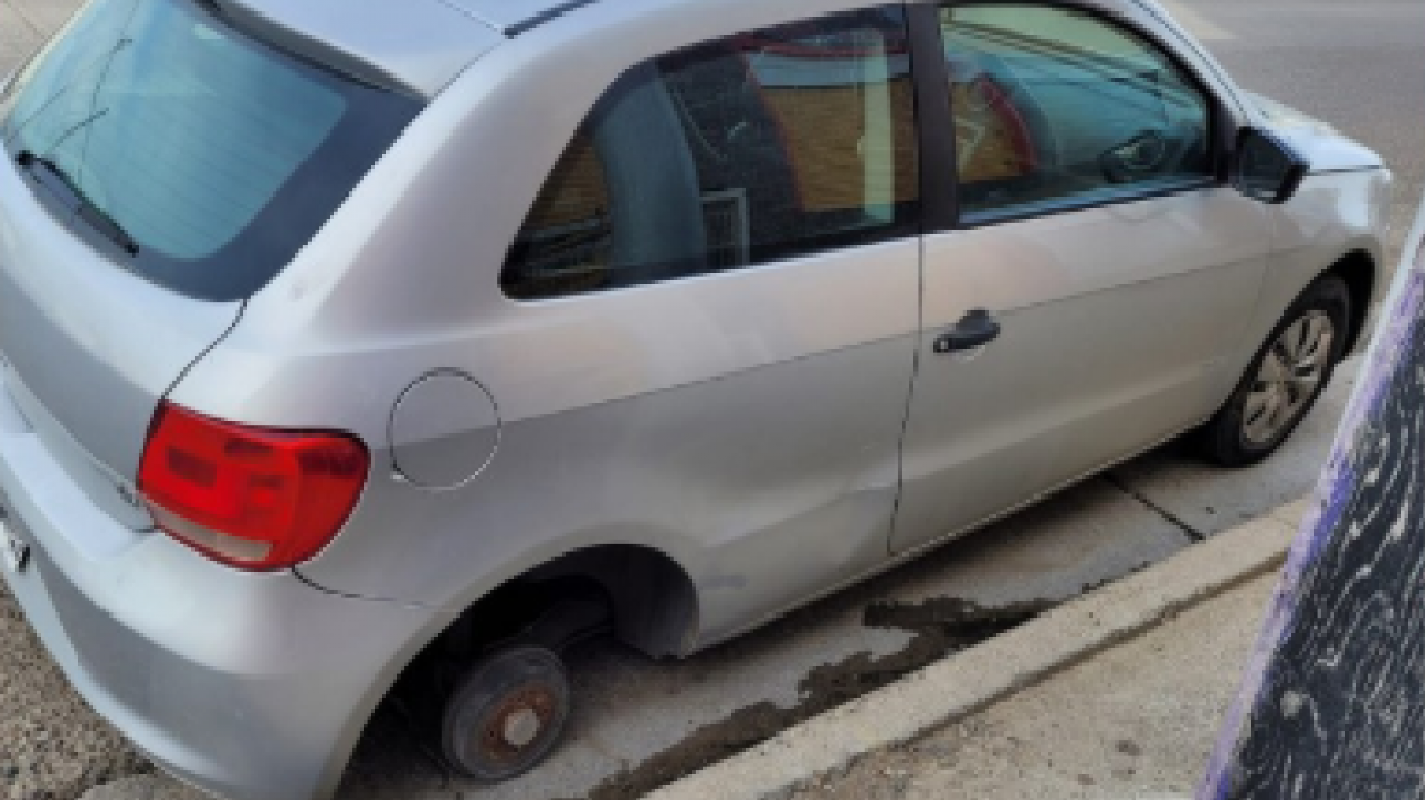 Le robaron dos ruedas a un auto estacionado