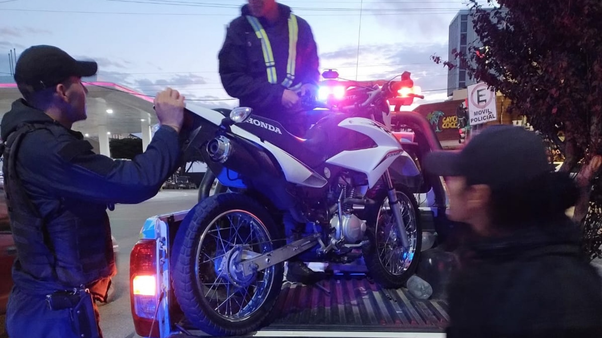 Circulaba sin licencia ni seguro en la Costanera y terminó sin motocicleta