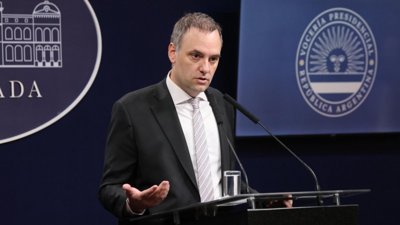 El Gobierno impulsa una reforma migratoria con restricciones a residencias y nuevos aranceles para extranjeros