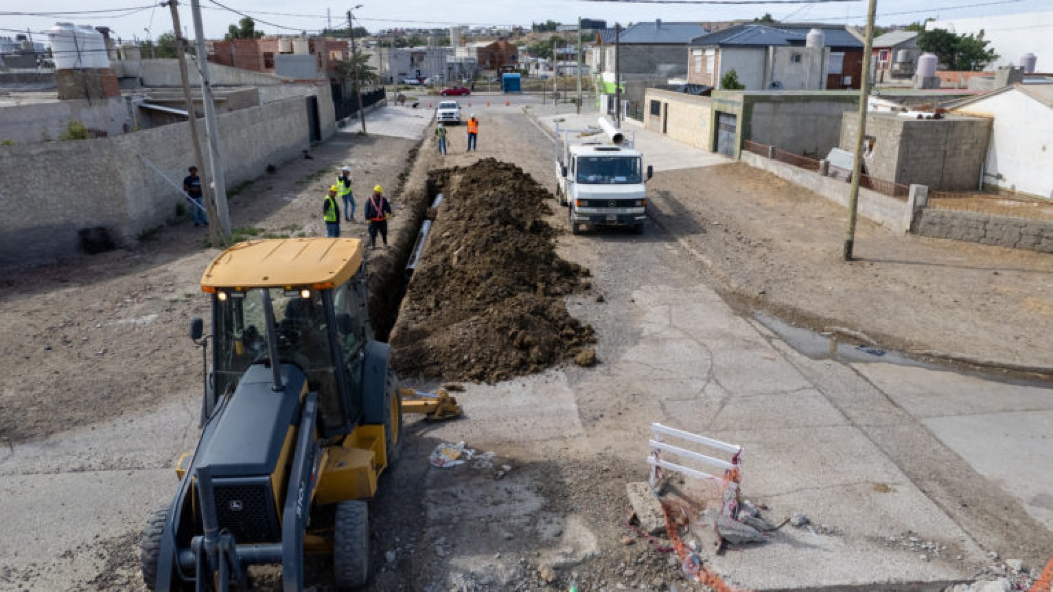 El Municipio y la SCPL avanzan con obras en la calle Juana Azurduy