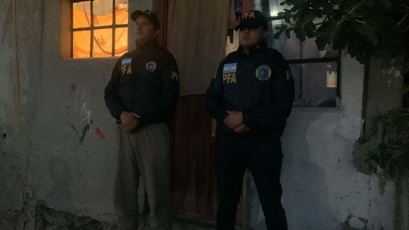 Desmantelan una boca de venta de drogas en Caleta Olivia y hay una mujer detenida