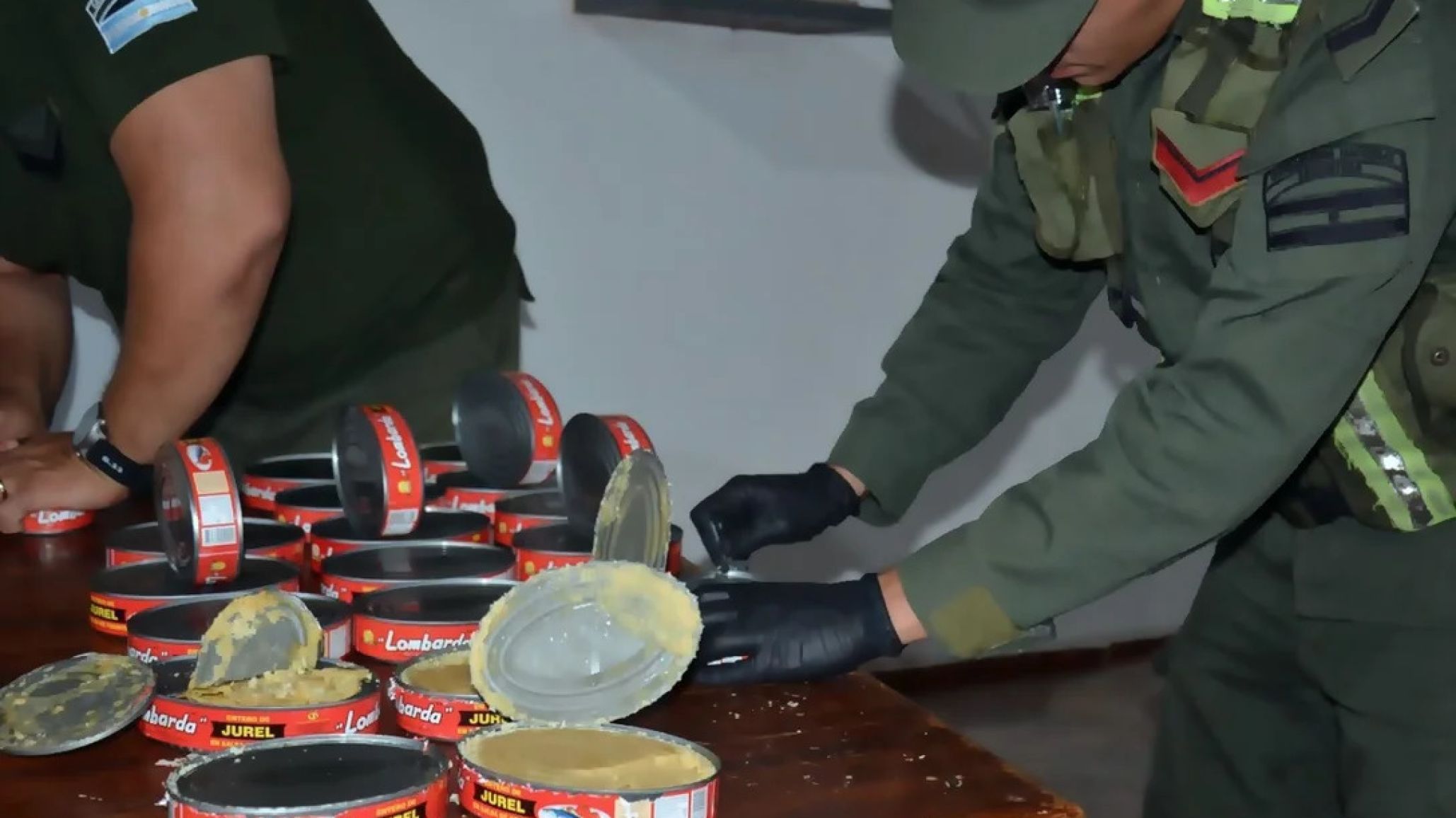 Pasta base camuflada en latas de pescado: incautaron 12 kilos de cocaína