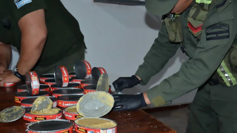 Pasta base camuflada en latas de pescado: incautaron 12 kilos de cocaína