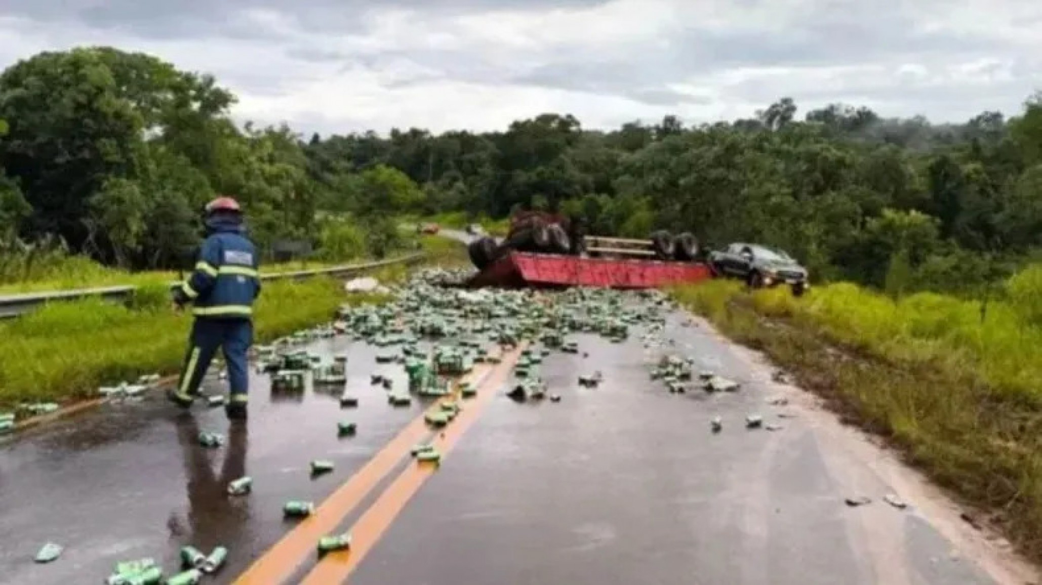 Un camión lleno de latas de cerveza volcó y los vecinos lo saquearon
