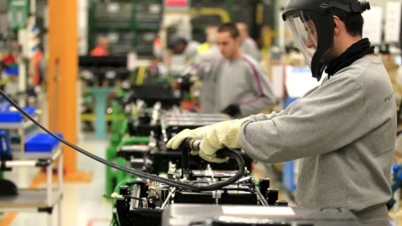 La actividad económica creció en diciembre, pero cerró el 2024 con una caída del 2,9%