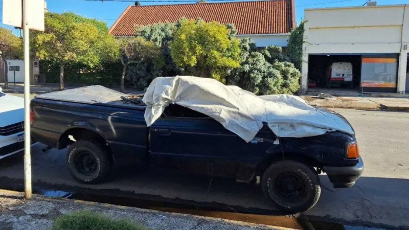Un árbol cayó sobre una camioneta en plena tormenta: un hombre terminó hospitalizado