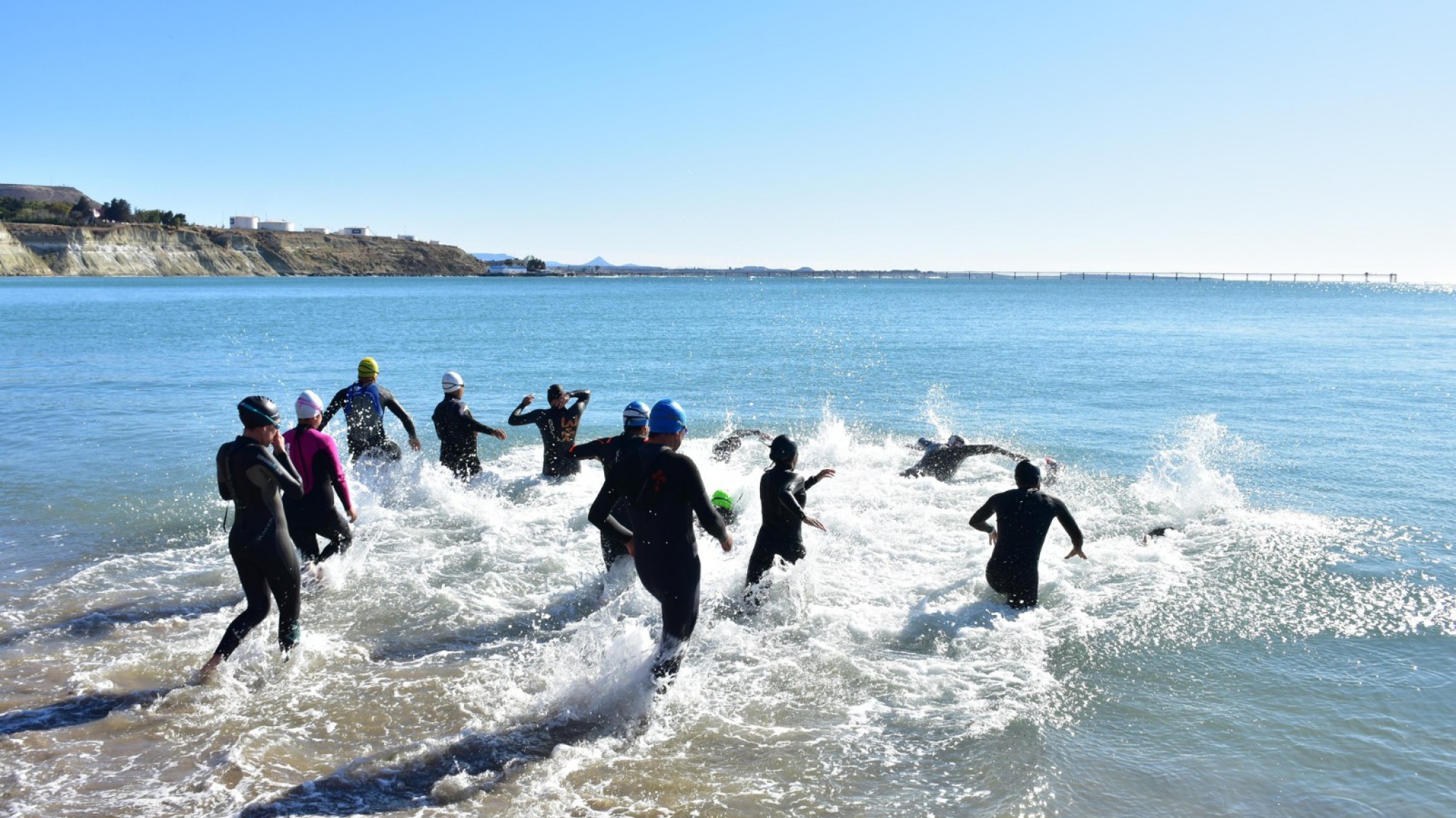 Guardavidas y nadadores se preparan para la Travesía Natatlón en Comodoro