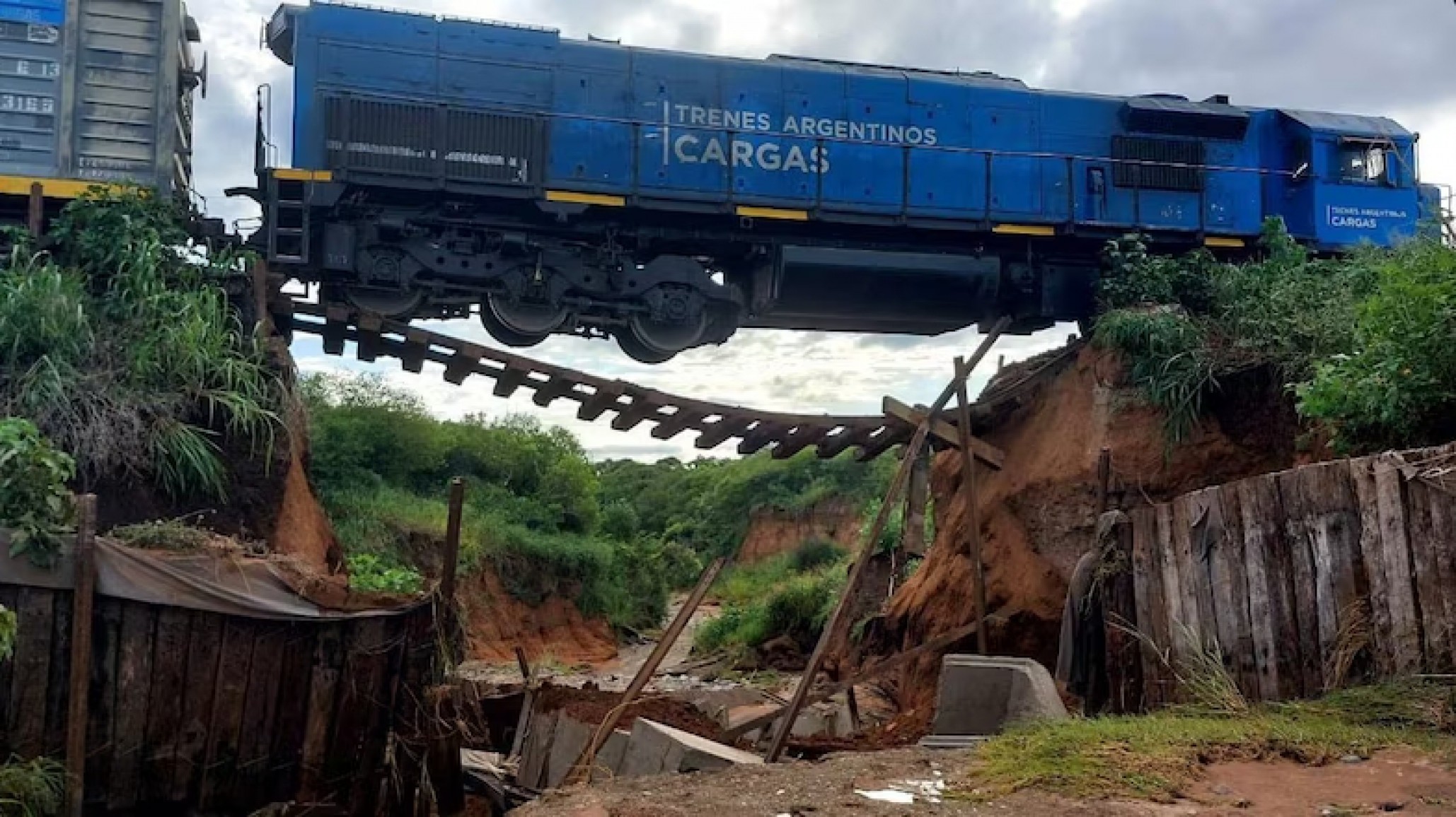 Se vino abajo un puente y un tren de carga quedó colgando en el aire
