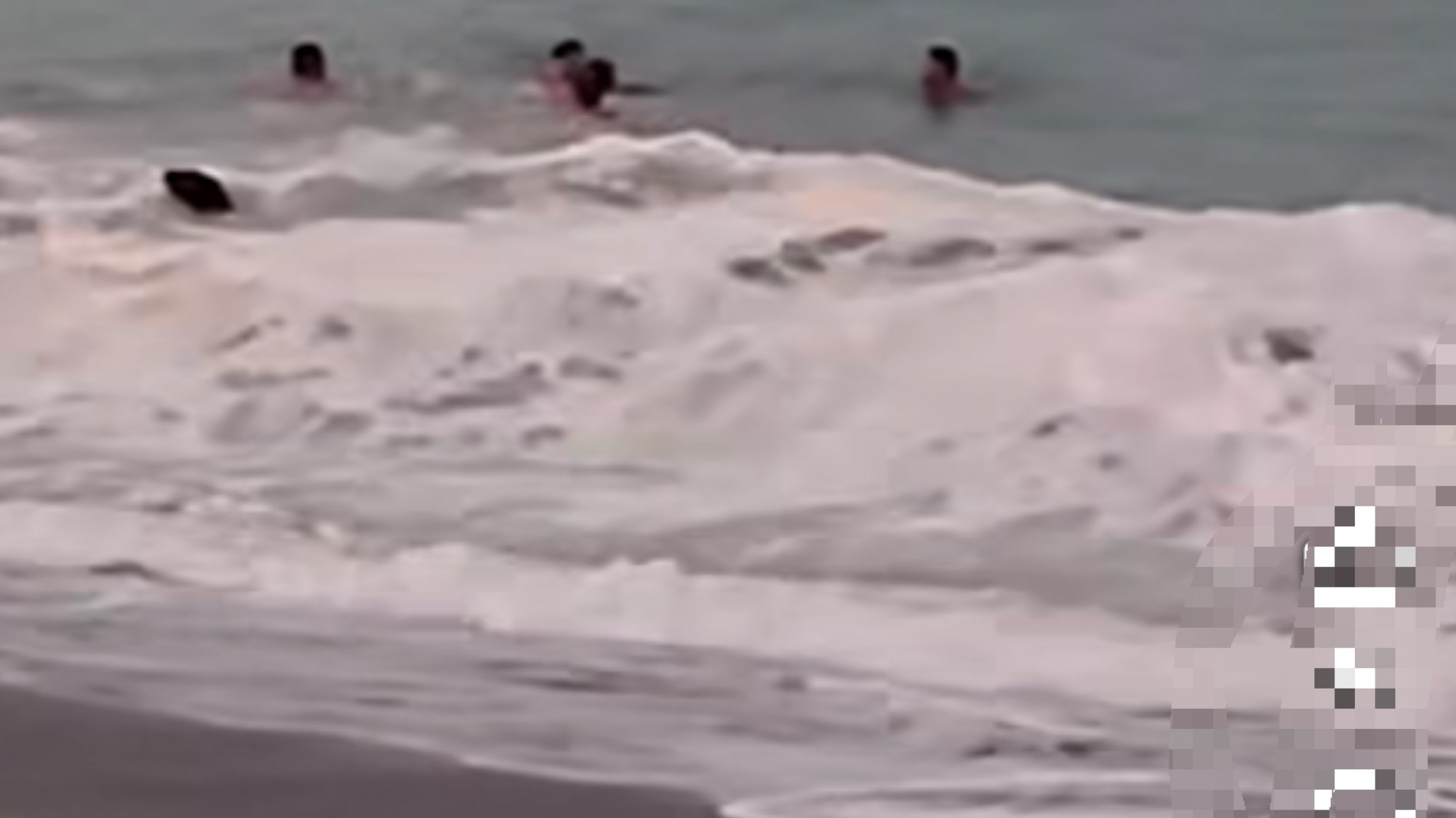 Guardavidas rescataron a un hombre que se metió al mar fuera de horario