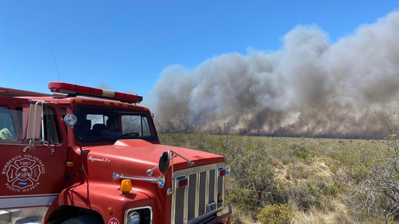 Incendio en la zona norte de Puerto Madryn: sigue fuera de control y avanza hacia la costa