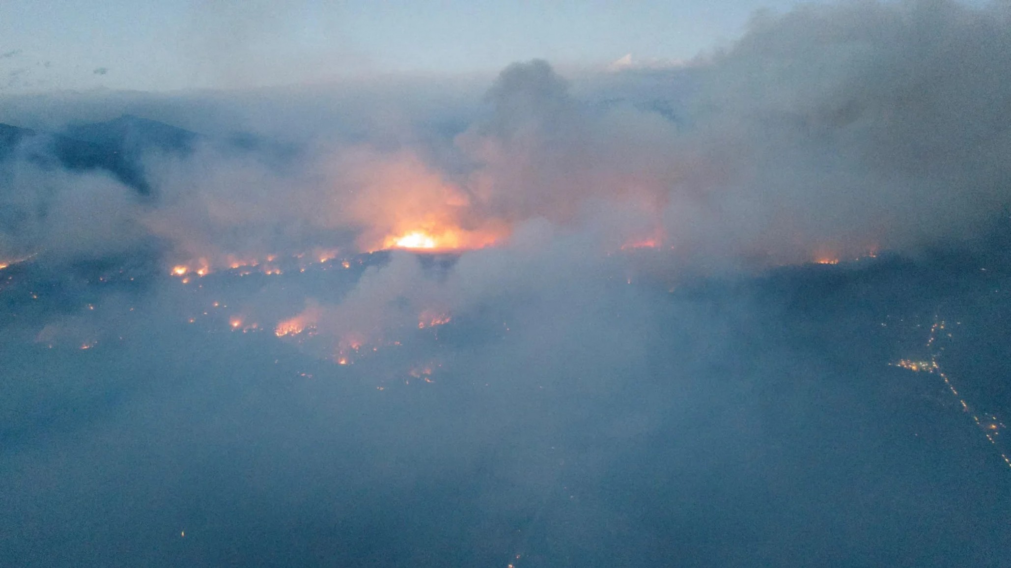 Más de 1600 hectáreas afectadas en el incendio en El Bolsón: el fuego destruyó una escuela y una sala de salud