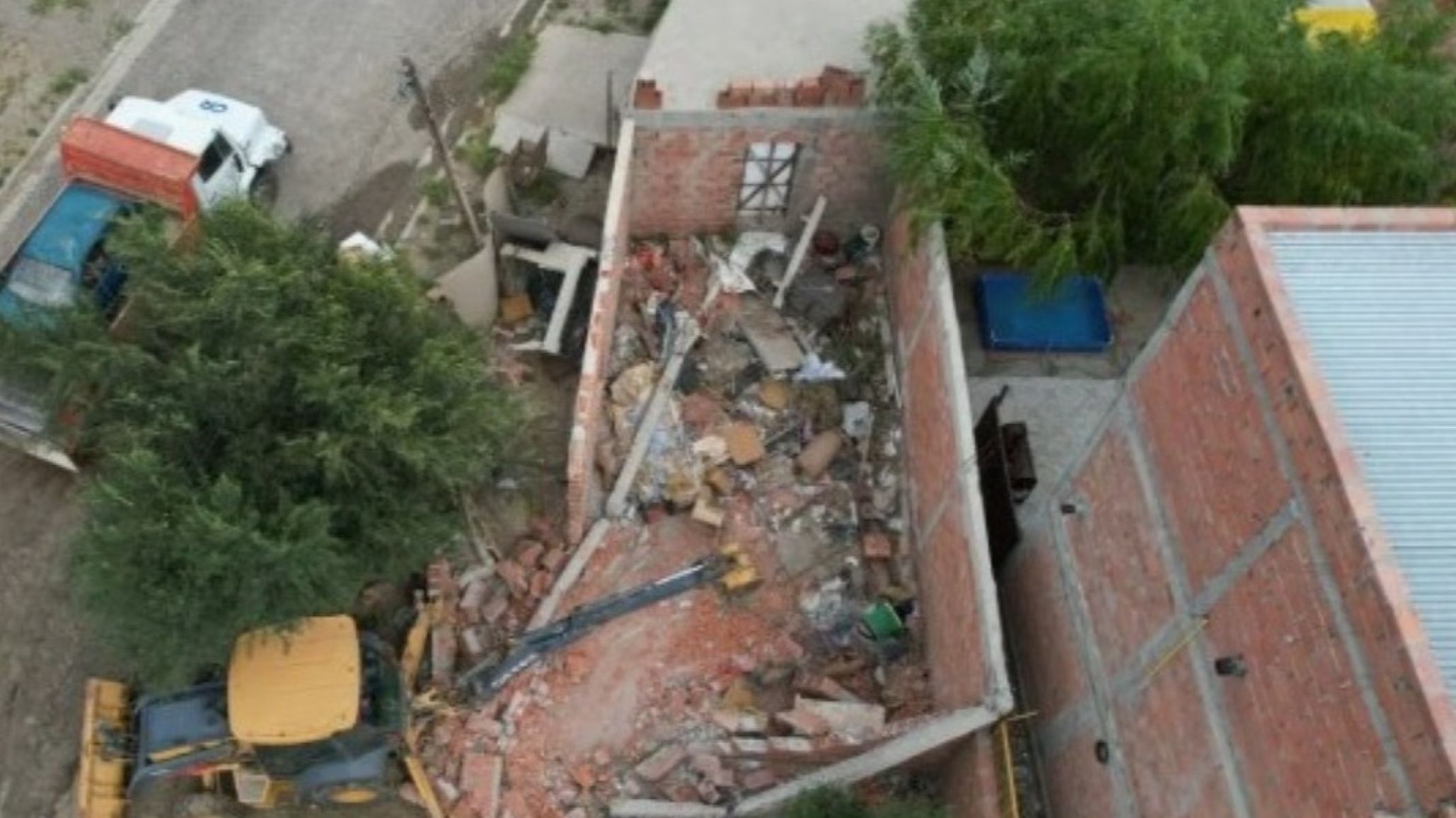 Tiraron abajo una construcción ilegal que era un punto de encuentro nocturno y basural