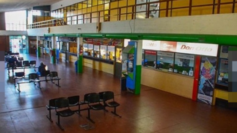 Comodorense borracho quiso subirse a un colectivo y terminó demorado en la Terminal