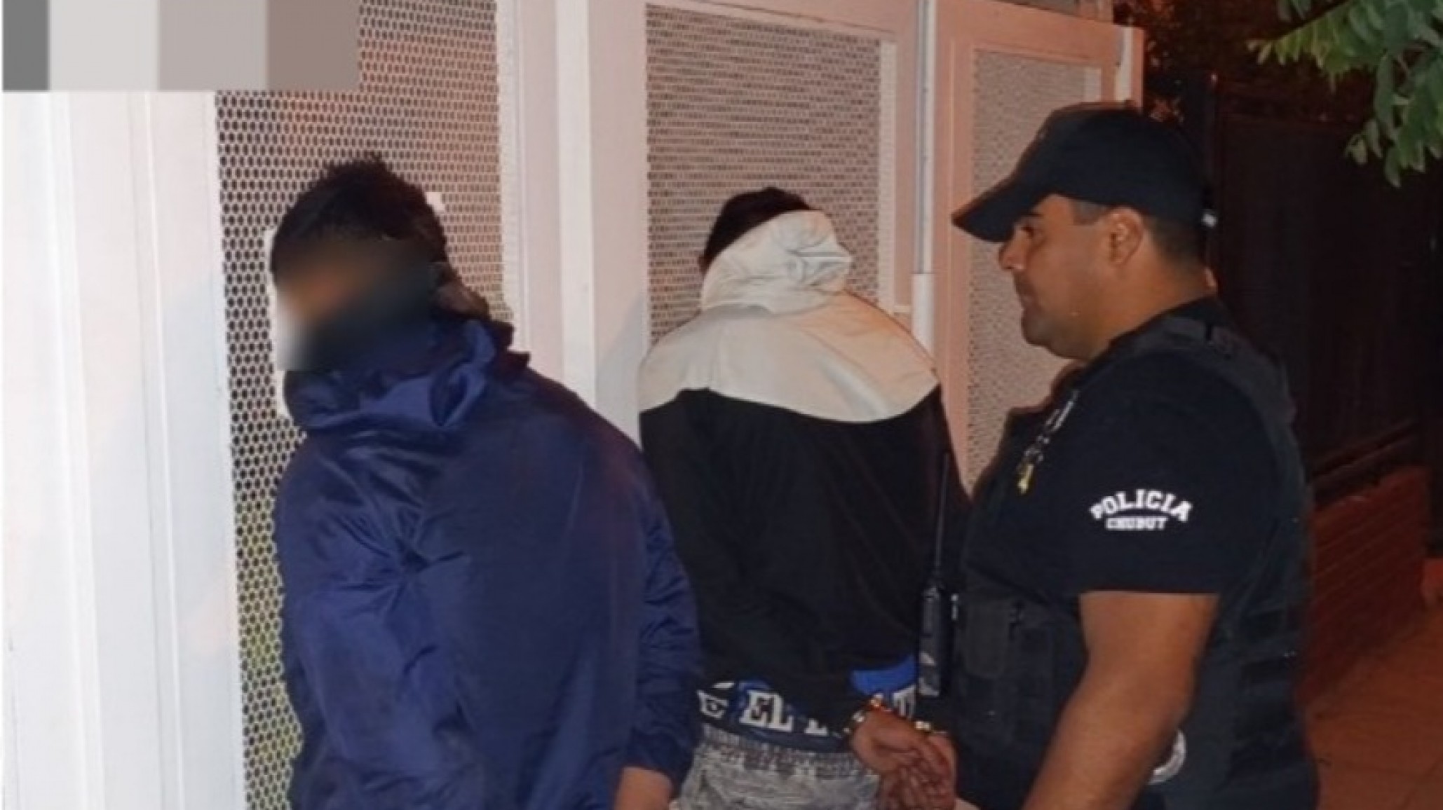 Terminaron detenidos por intentar robar ruedas de un vehículo