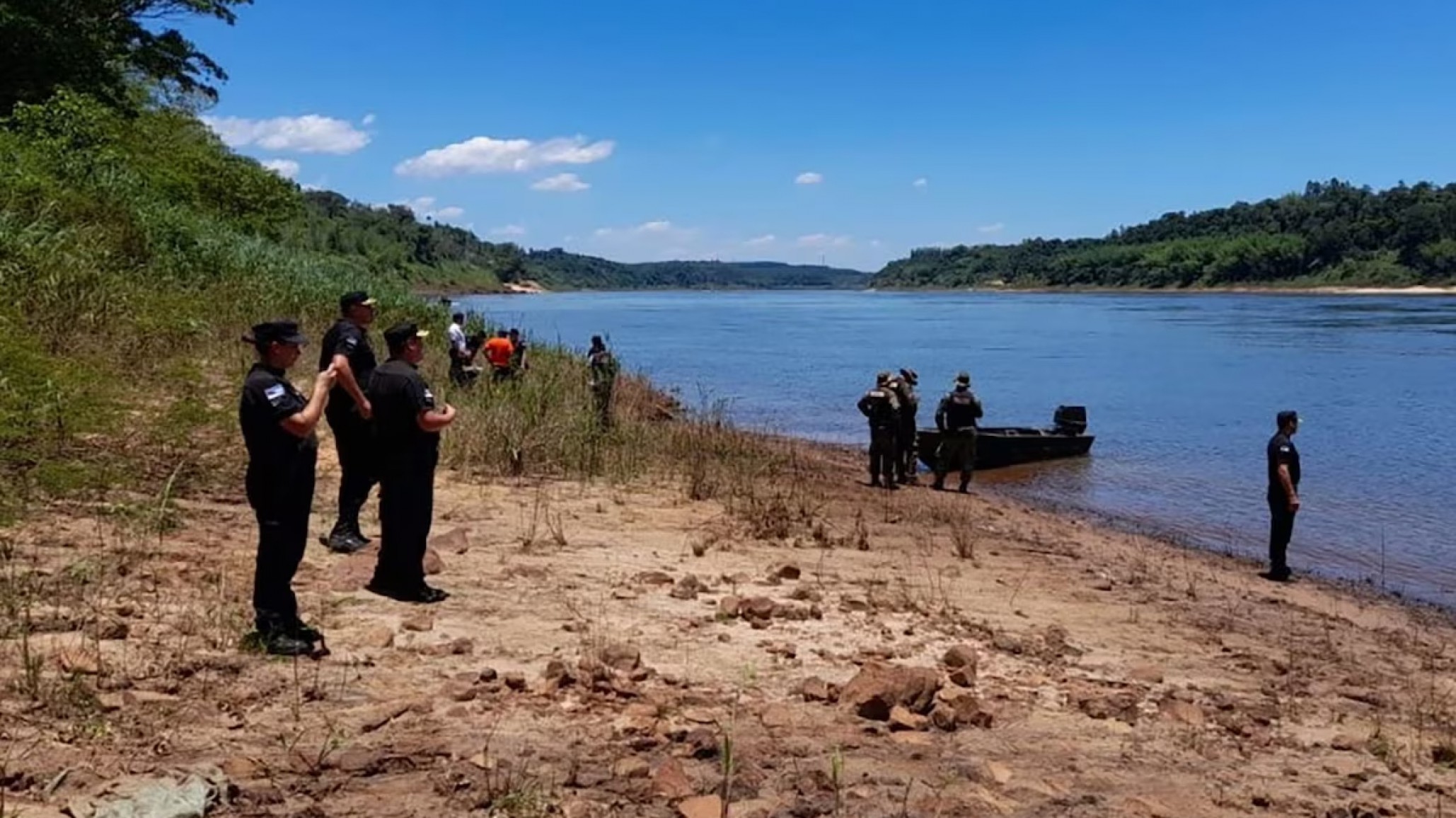 Puerto Iguazú: un hombre se arrojó al arroyo para salvar a su hijo y ambos están desaparecidos