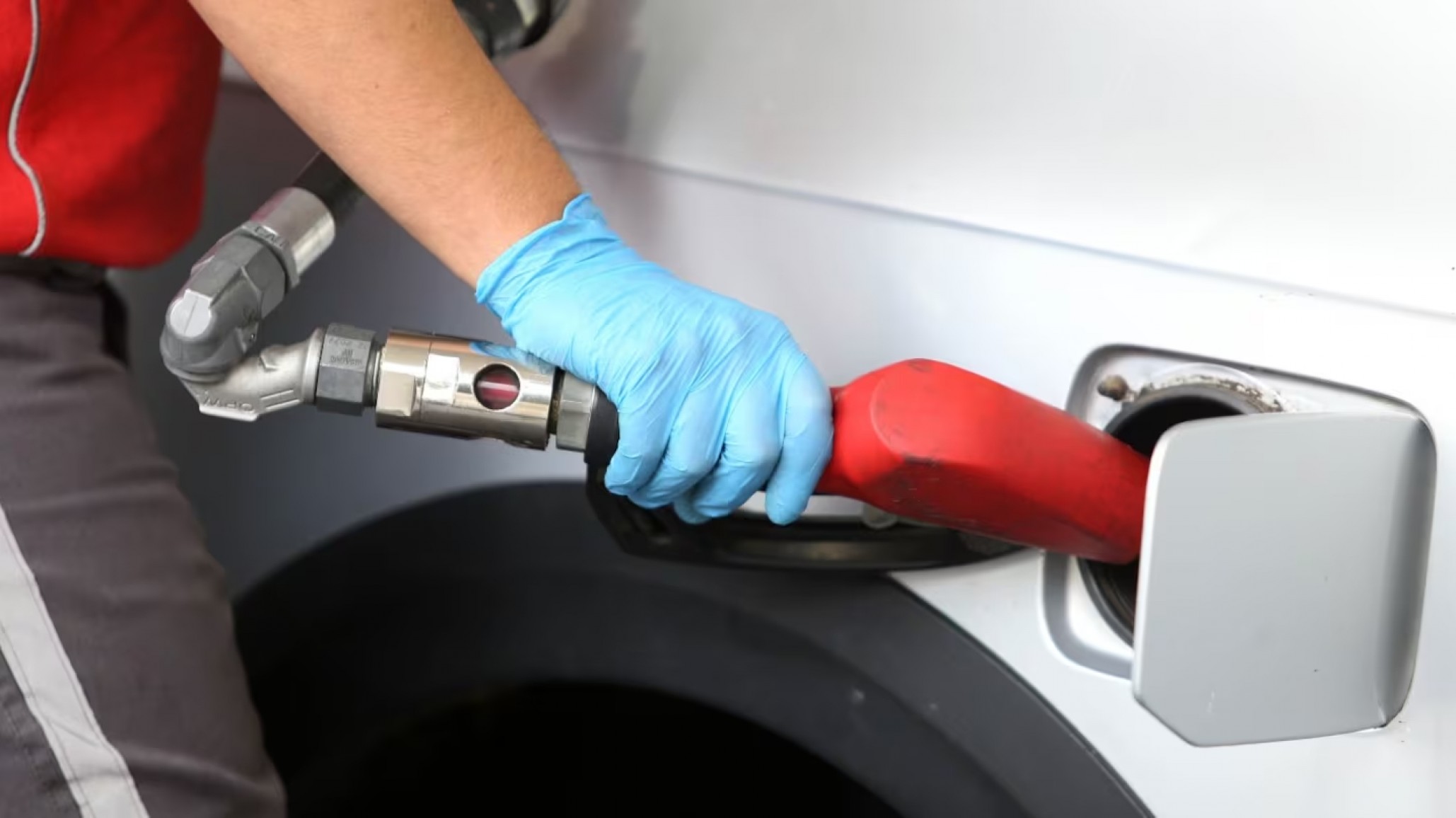 La nafta súper ya cuesta $1608 en Comodoro: ¿cuánto sale llenar el tanque?