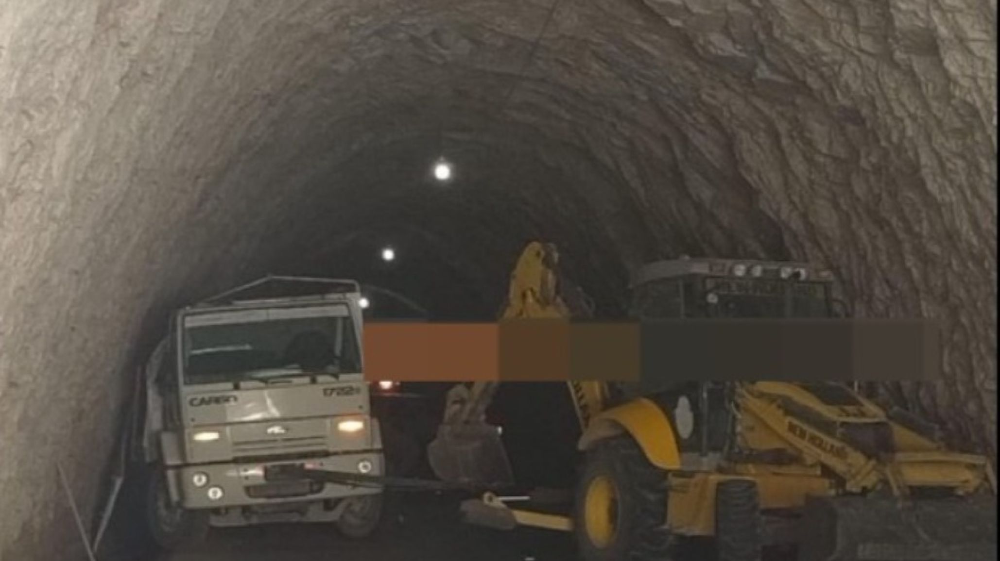 ¡Se quedó atrapado en el túnel! El camión quiso esquivar otro vehículo y terminó bloqueando el paso