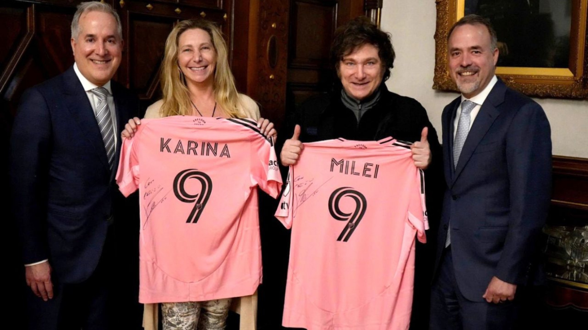 Javier Milei recibió una camiseta del Inter Miami firmada por Messi: "Con cariño"