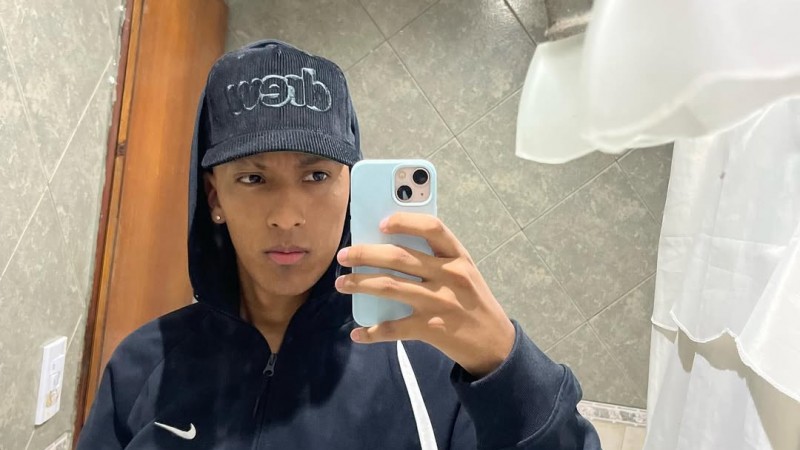 Tres motochorros asaltaron a un streamer mientras transmitía en vivo