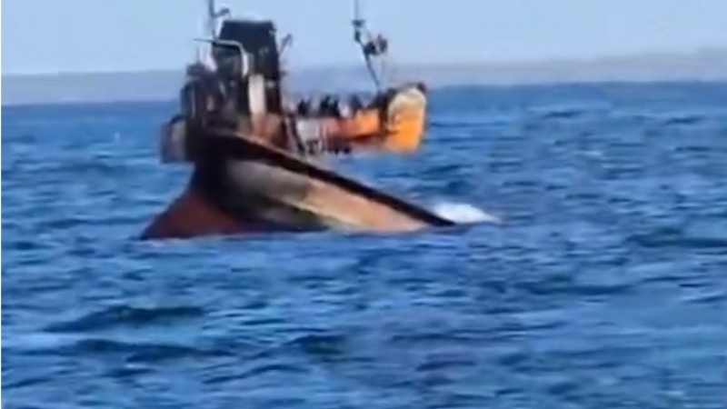 Un barco pesquero se hundió y tuvieron que rescatar a ocho personas