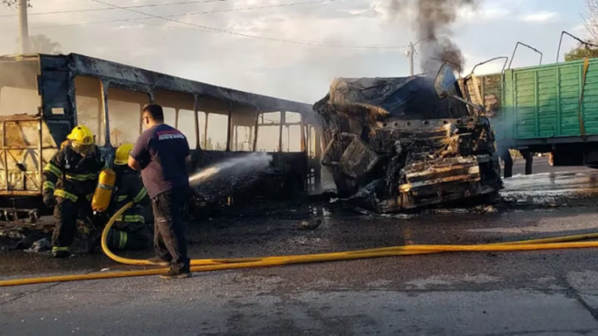 Tragedia en Mendoza: un choque entre un colectivo con 40 chicos y un camión dejó más de 35 heridos