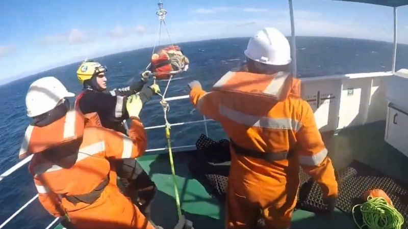 Rescate en el mar: Prefectura Naval salvó a tripulante inconsciente tras un accidente cerca de Comodoro Rivadavia