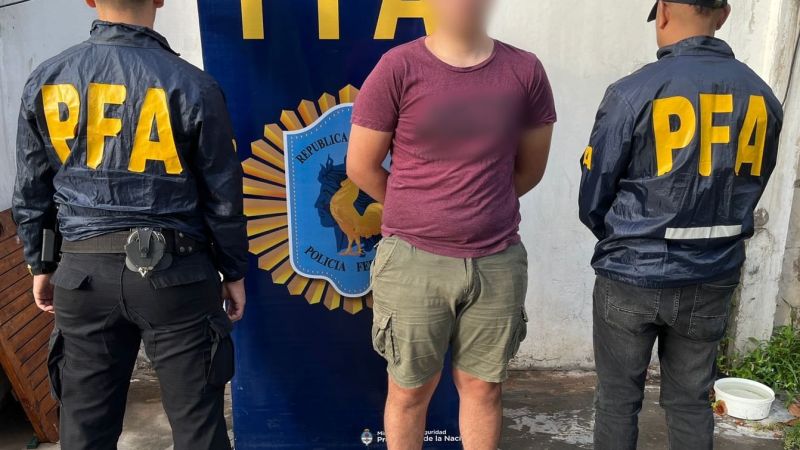 Detienen en Argentina a un joven que amenazó con inmolarse en la Embajada de EE.UU