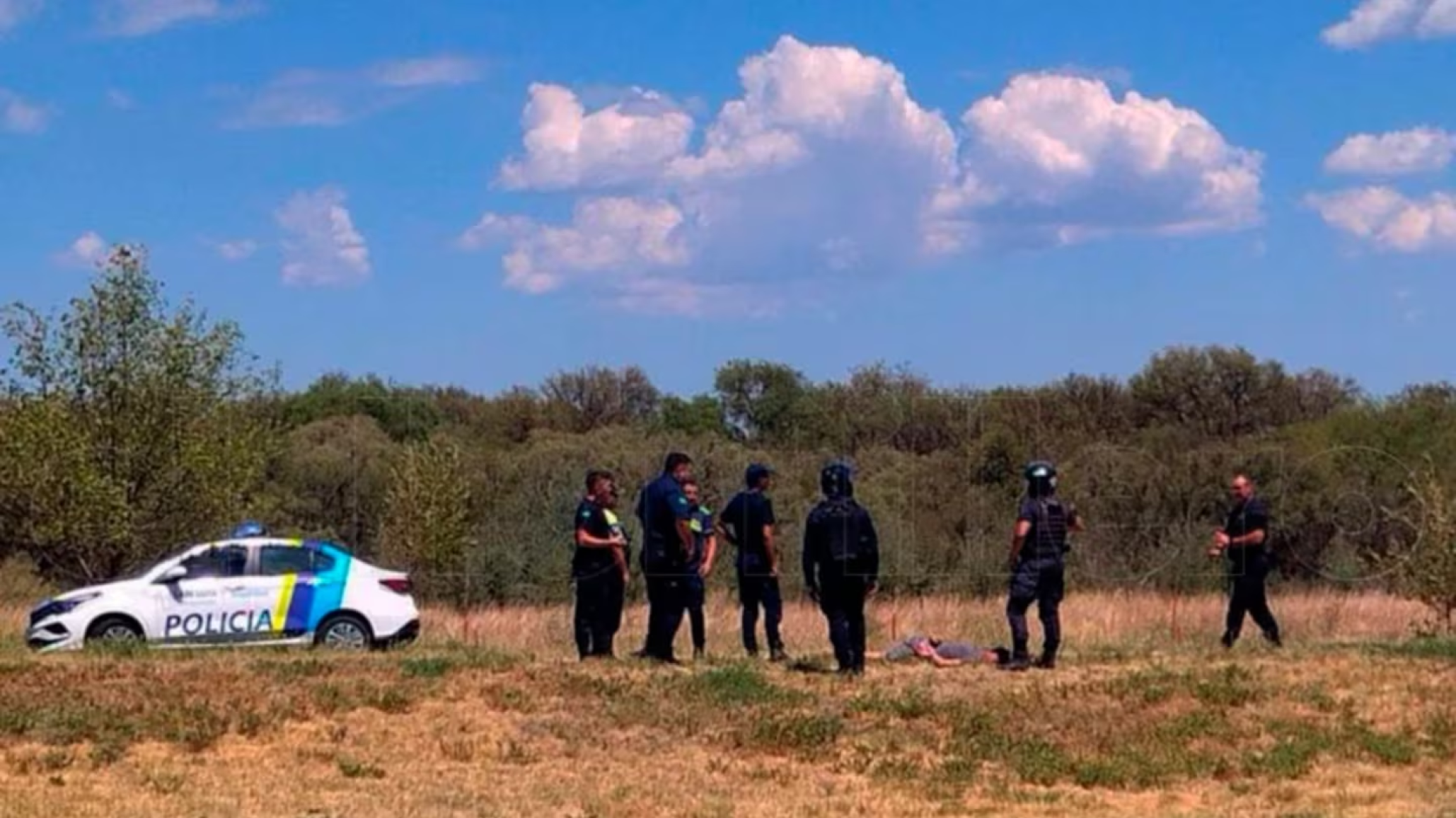 Una joven embarazada fue arrojada de un taxi en movimiento y ahora lucha por su vida