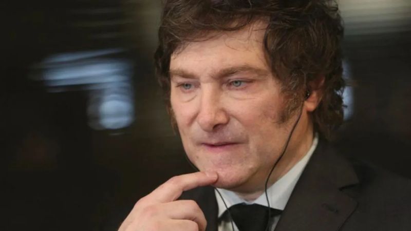 "Tomar deuda para pagar deuda": Milei defiende el swap mientras sube el dólar
