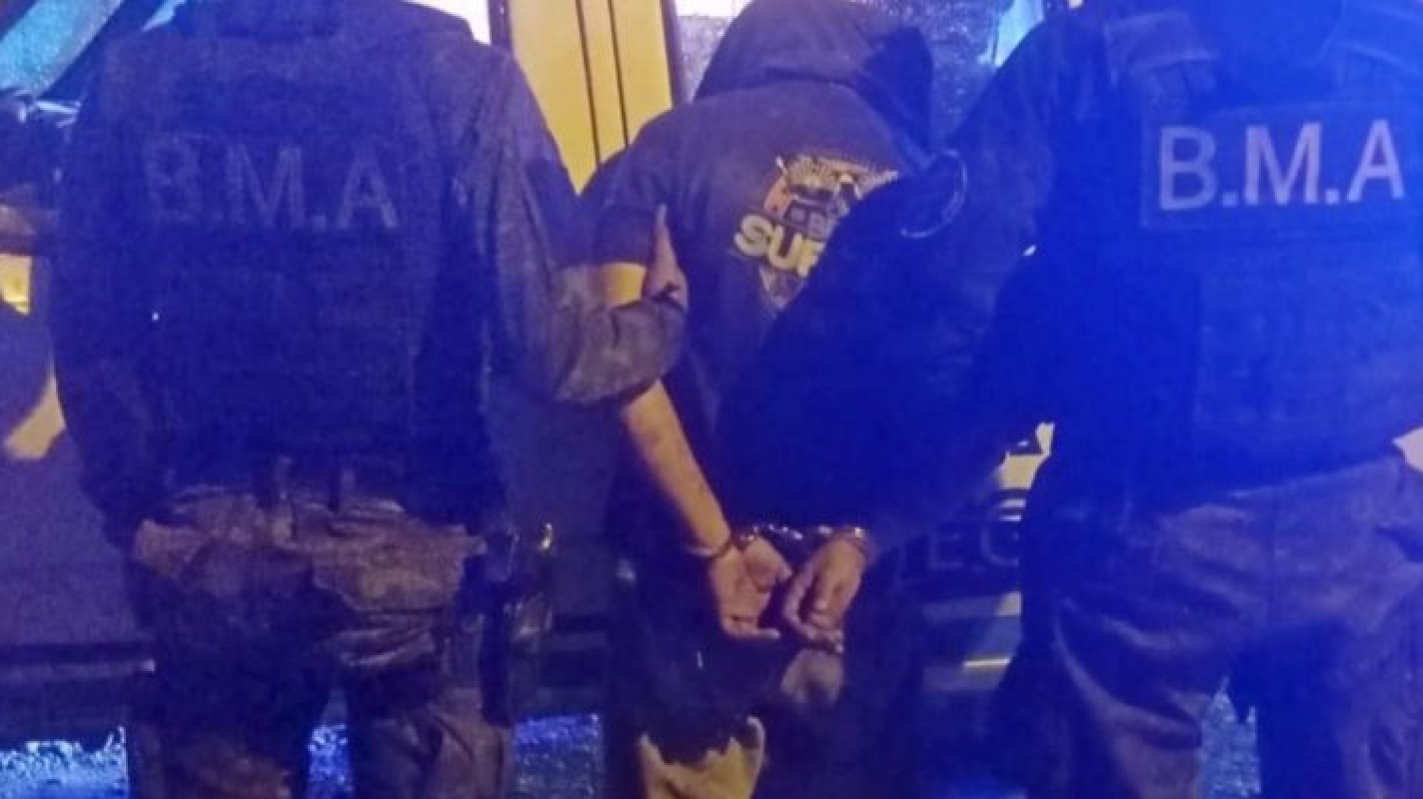 Caos en El Bolsón: a caballo, disparó al aire y amenazó a una mujer con un cuchillo