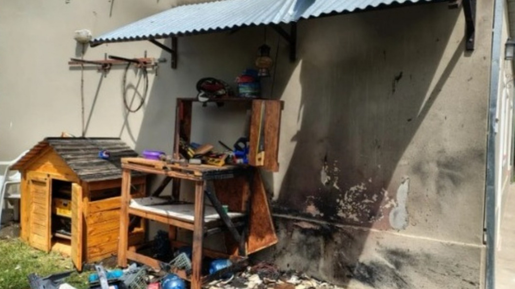 Le explotó una garrafa en el patio y desató un incendio