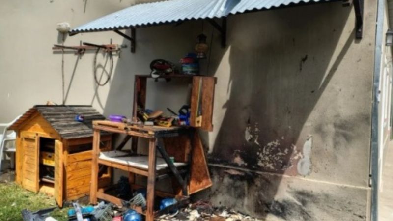 Le explotó una garrafa en el patio y desató un incendio