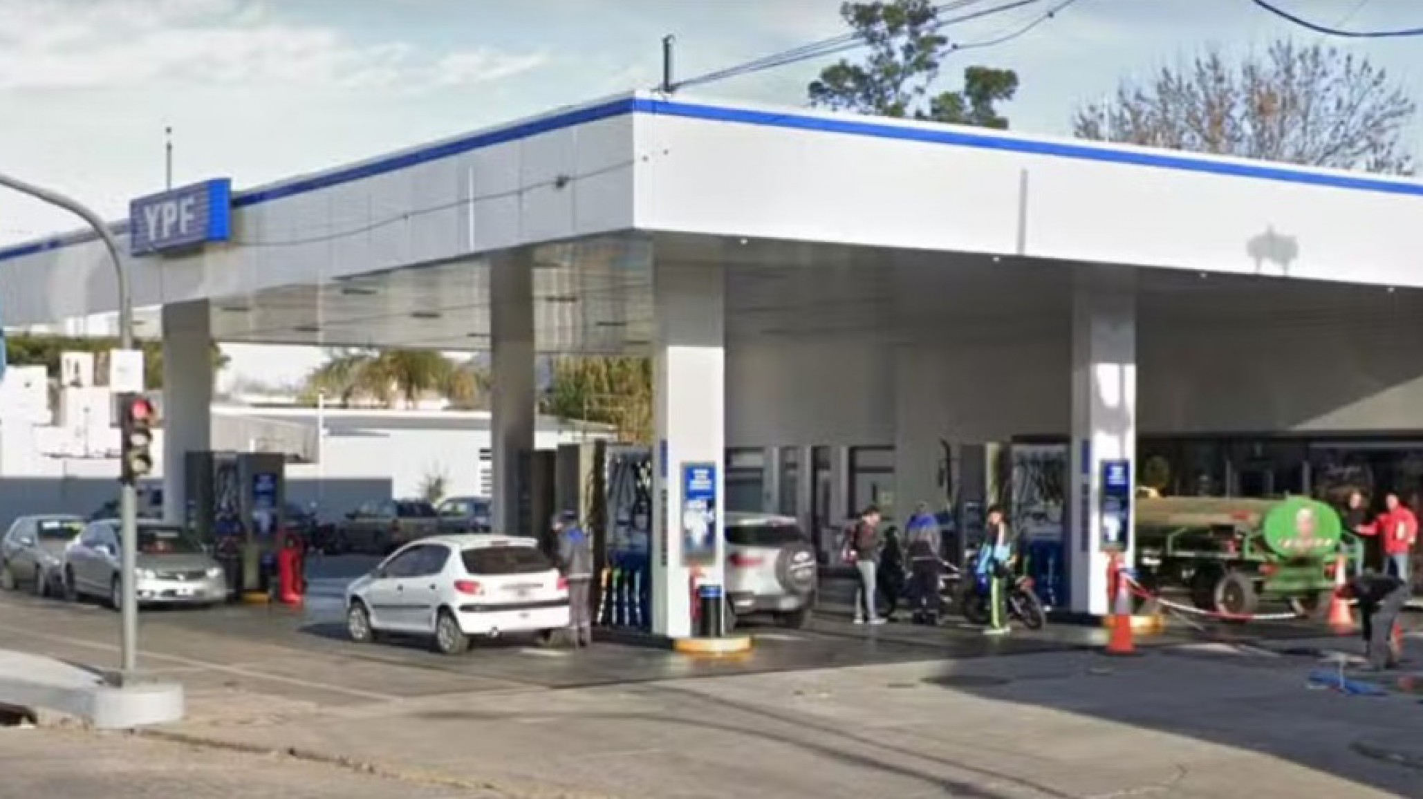 ¡Insólito! Le fracturó la pierna por no cederle el lugar en la YPF