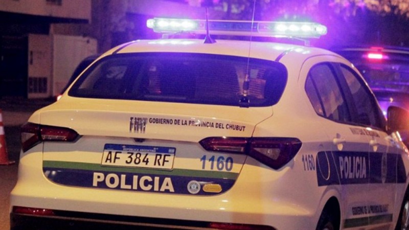 Rompió el vidrio de un auto, se lastimó y atacó a los policías que lo ayudaban