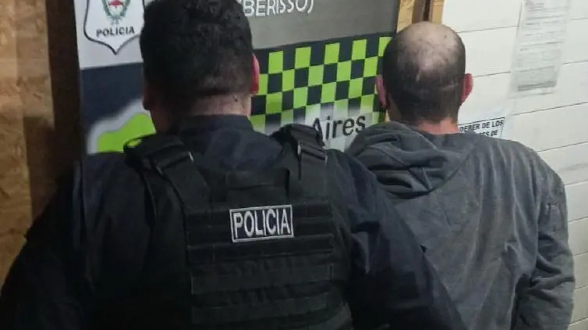 Horror en Berisso: Un hombre mordió y mató a un cachorro frente a la policía