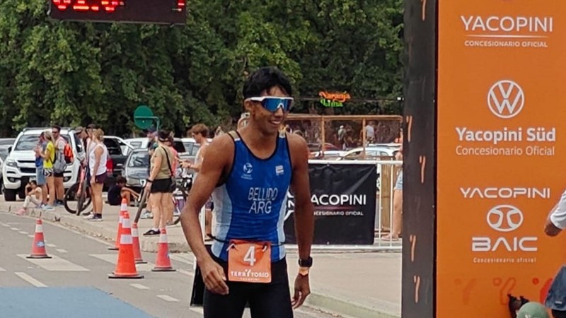 El comodorense Matías Bellido en lo más alto del podio en la 39º edición del Triatlón Internacional Vendimia