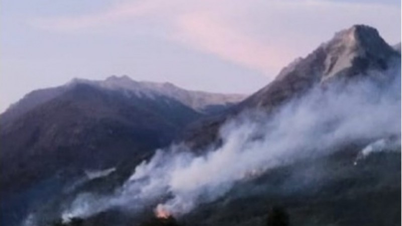 Vecinos de El Manso cortan acceso al paraje en protesta por la falta de recursos para controlar el incendio en Los Manzanos