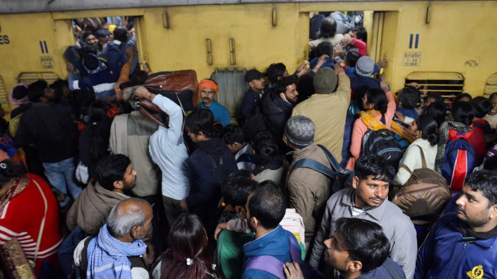 India: estampida en una estación de tren dejó 15 muertos y 25 heridos