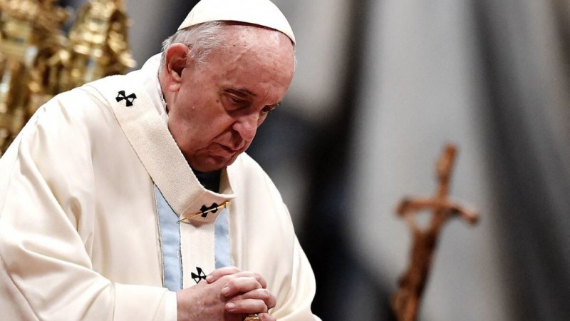 El Vaticano informó que el papa Francisco sufre una infección pulmonar y sigue internado