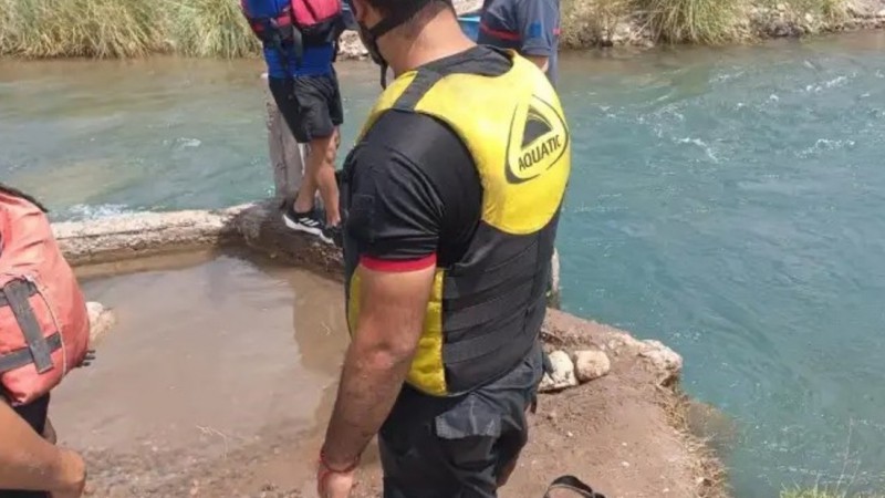 Una adolescente de 14 años quedó atrapada en un caño del río y murió