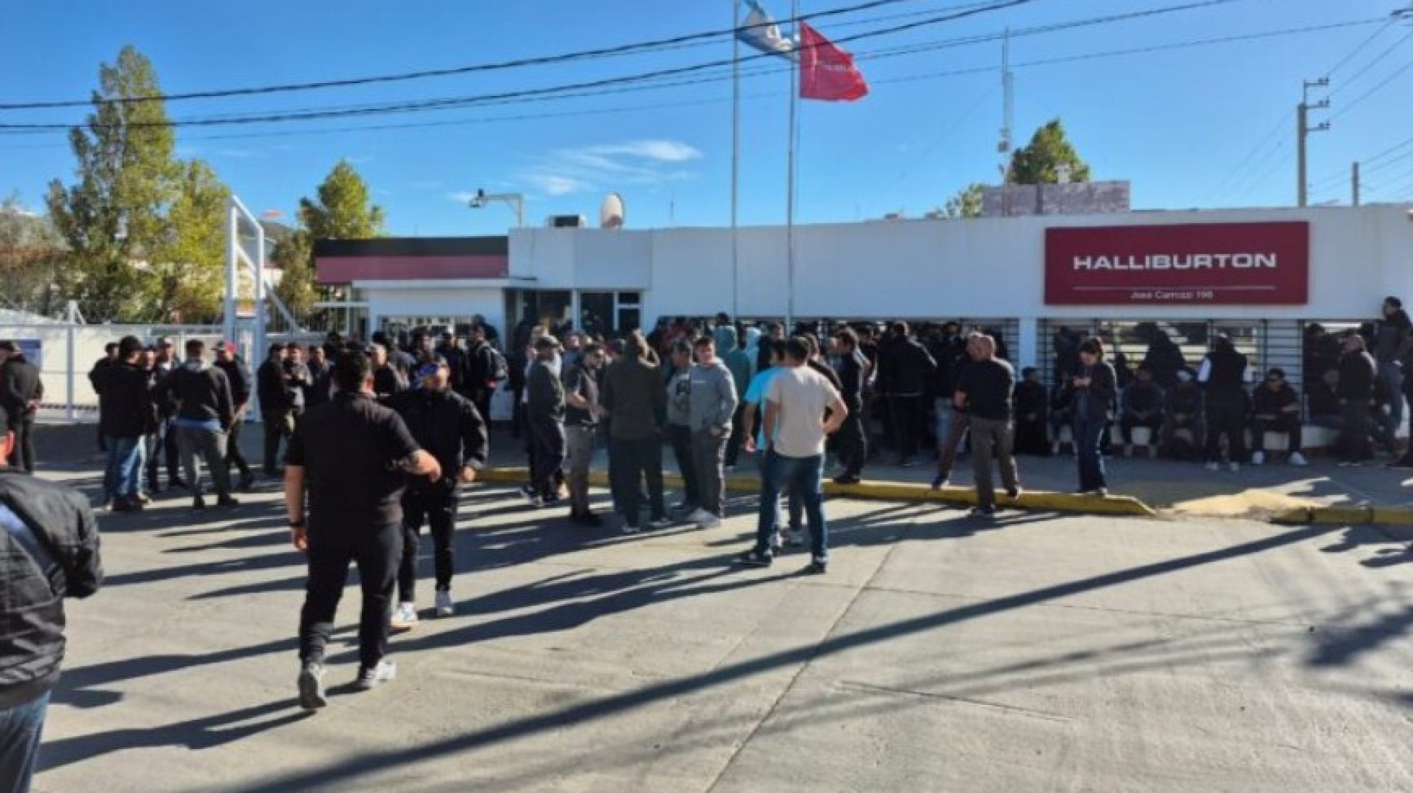 Despidos sorpresivos en Halliburton: Cerca de 260 trabajadores afectados aguardan respuestas frente a los portones cerrados con candado