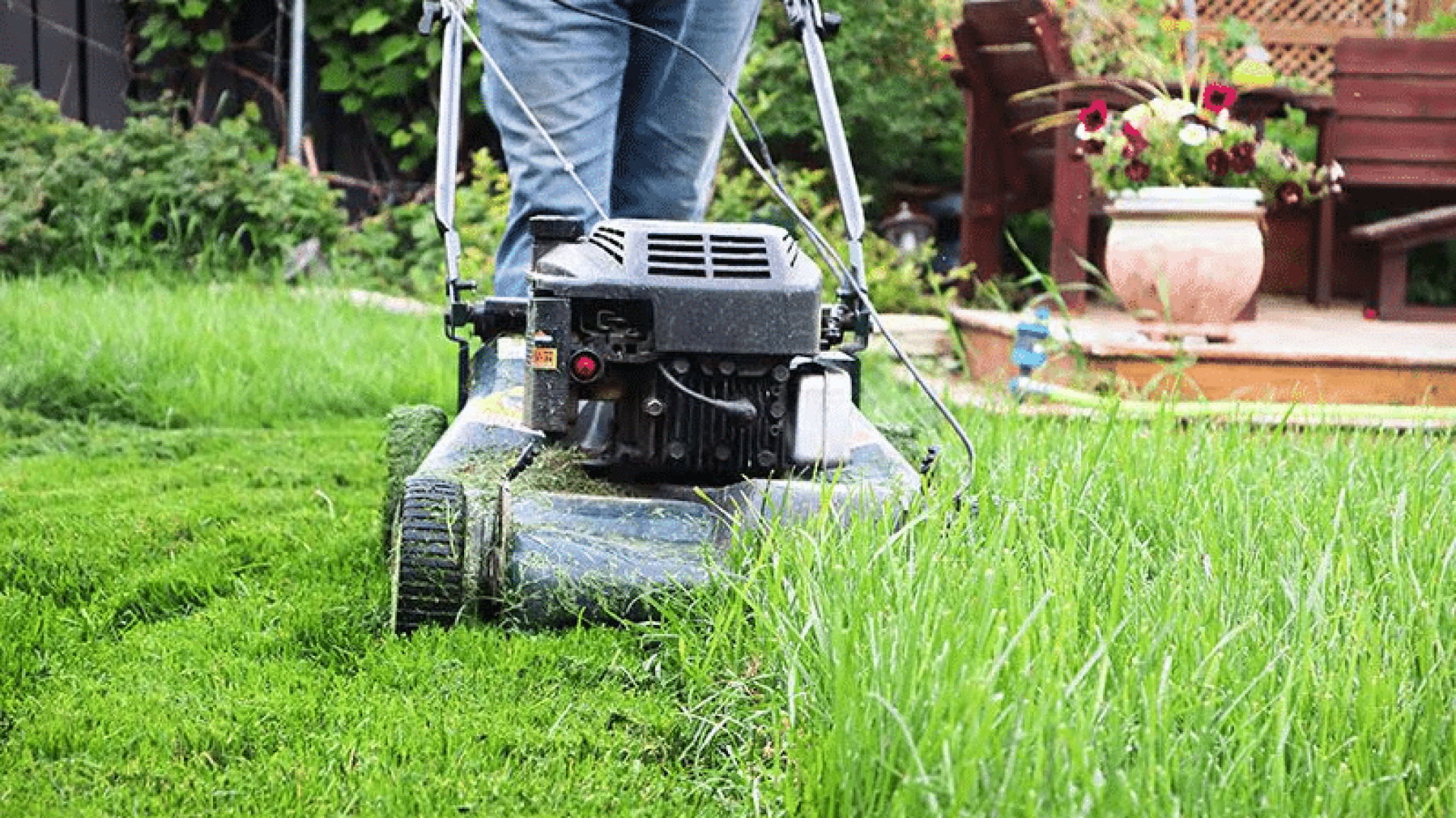 Una mujer murió electrocutada mientras cortaba el pasto en su casa