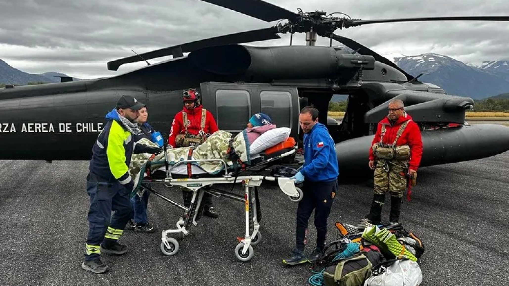 Así fue el rescate de tres escaladores atrapados en la pared del cerro por dos días