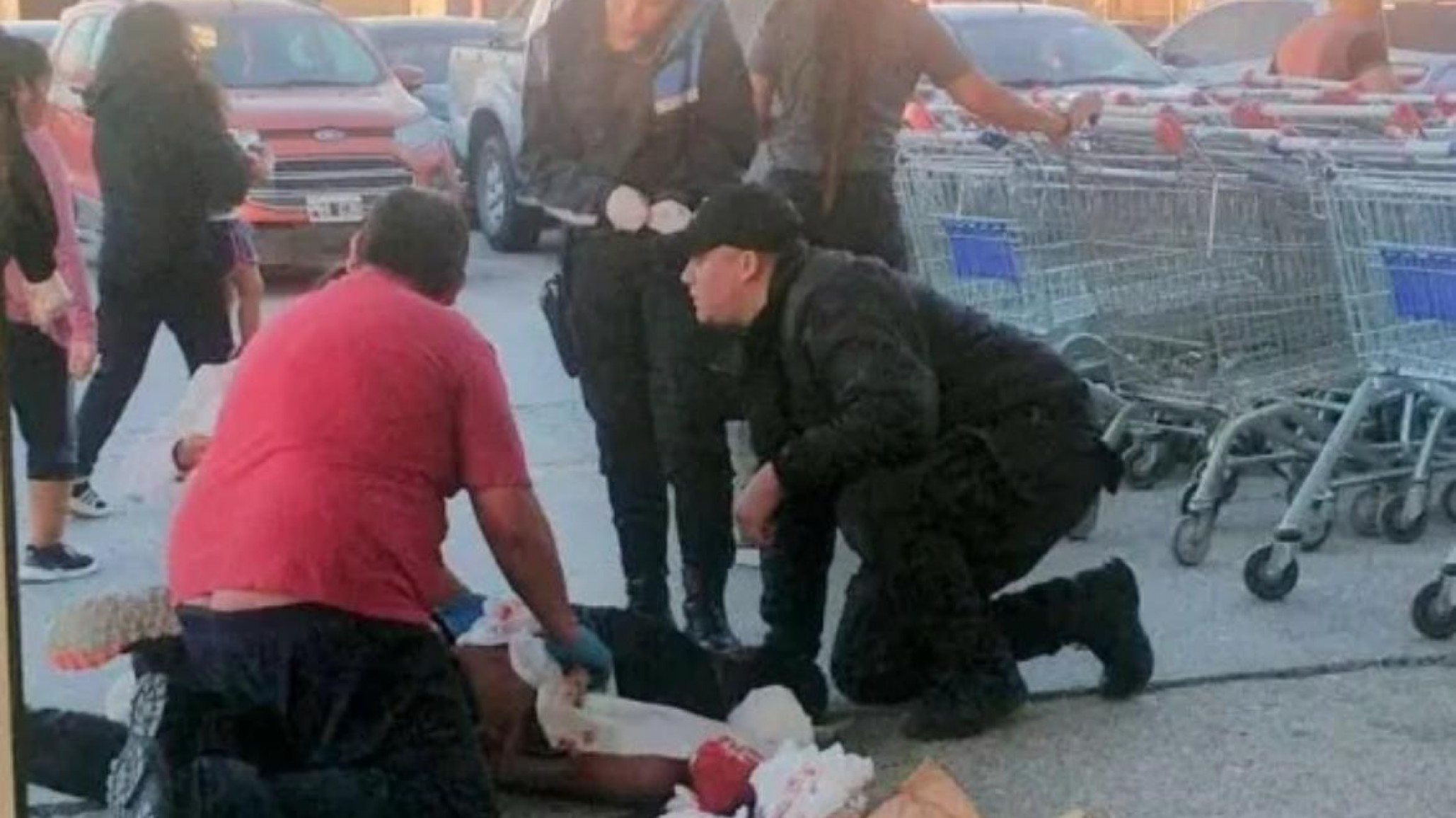 Un joven fue apuñalado en la entrada de un supermercado: el agresor se entregó horas despues