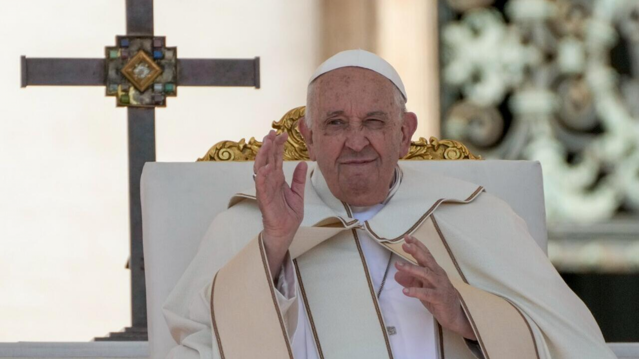 El Papa Francisco manifiesta una "leve mejoría"